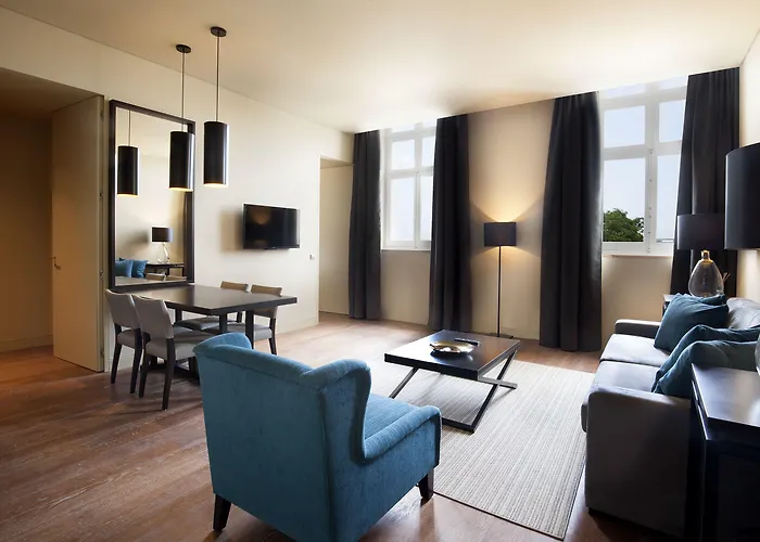 Five Stars 8 Building Hotel